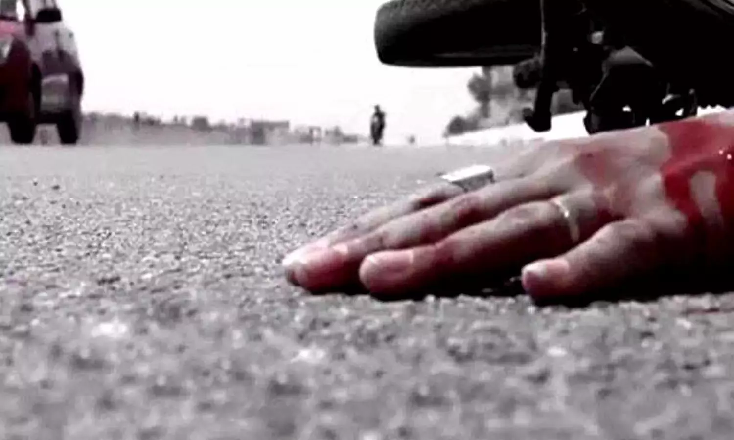 பாவூர்சத்திரத்தில் மின்கம்பத்தில் மோட்டார் சைக்கிள் மோதி வேன் உரிமையாளர் பலி