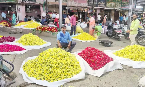 பூ மார்க்கெட்டில் விற்பனைக்கு வந்துள்ள பூக்களை படத்தில் காணலாம்