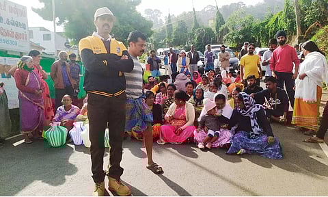 ஊட்டி கல்லட்டியில் குடிநீர் கேட்டு பொதுமக்கள் காலிக்குடங்களுடன் சாலைமறியல்