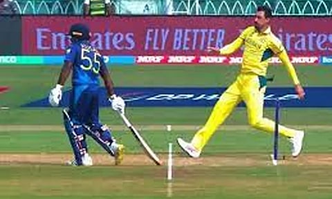 குசல் பெரேராவுக்கு முதல் ஓவரிலேயே மன்கட் எச்சரிக்கை விடுத்த ஸ்டார்க்- வைரலாகும் வீடியோ