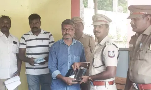 தவறவிட்ட செல்போனை துணை போலீஸ் சூப்பிரண்டு கீர்த்திவாசன் உரியவரிடம் ஒப்படைத்தார்.
