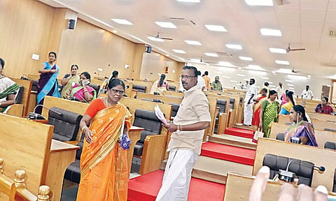 கூட்டத்தில் மேயருடன் வாக்குவாதத்தில் ஈடுபட்ட தி.மு.க. கவுன்சிலர் நீலகண்டன்.
