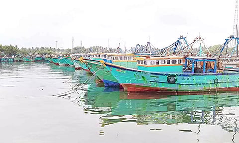 27 மீனவர்கள், படகுகளை விடுவிக்க கோரி ராமேசுவரத்தில் 1-ந்தேதி ரெயில் மறியல்