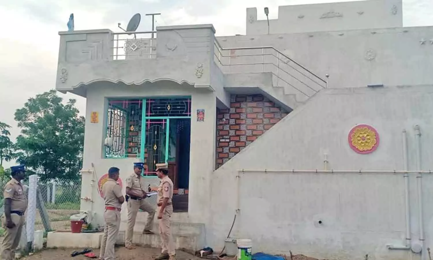 ராணுவவீரர் வேல்முருகன் கொலை செய்யப்பட்ட அவரது வீட்டின் முன்பு போலீசார் விசாரணை நடத்திய காட்சி.