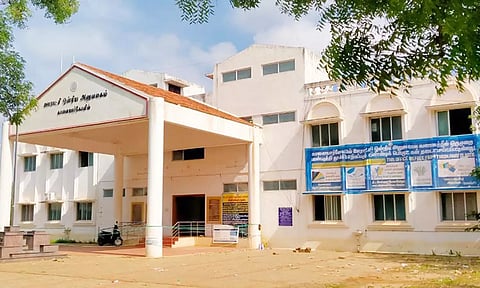 லஞ்ச ஒழிப்பு போலீசார் சோதனை நடத்திய காளையார்கோவில் ஊராட்சி ஒன்றிய அலுவலகத்தை காணலாம்