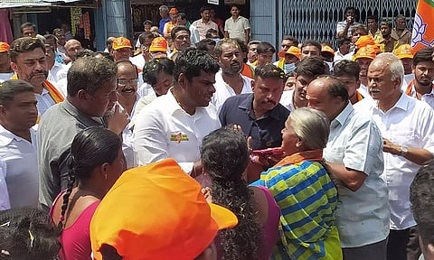 பவானியில் மாநில தலைவர் அண்ணாமலைக்கு பொதுமக்கள் உற்சாக வரவேற்பு அளித்தனர்.