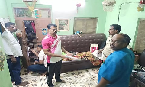 கொள்ளை நடைபெற்ற வீட்டில் போலீசார் விசாரணை மேற் கொண்ட காட்சி.