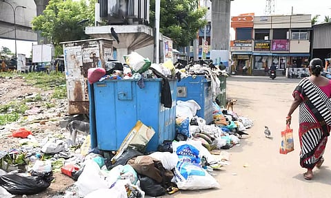 திருவொற்றியூரில் தெருக்களில் நிரம்பி வழியும் குப்பை கழிவுகள்- குவிந்து கிடப்பதால் துர்நாற்றம்