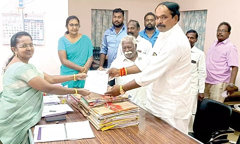 நாகர். 50-வது வார்டுக்குட்பட்ட பகுதிகளில் நிறுத்தப்பட்ட பஸ்சை மீண்டும் இயக்க வேண்டும்