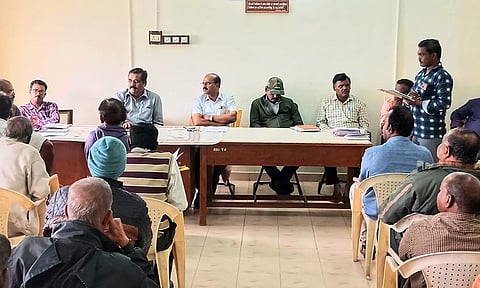 குறைதீர் கூட்டத்தில் கலந்து கொண்டவர்களை படத்தில் காணலாம்.