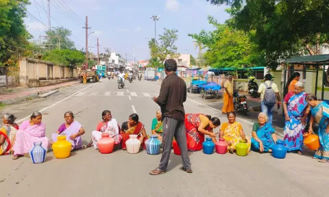 மறியலில் ஈடுபட்ட பெண்களை படத்தில் காணலாம்.