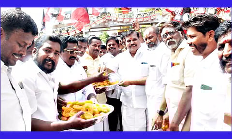 பொதுமக்களுக்கு முன்னாள் எம்.பி. கோபாலகிருஷ்ணன் இனிப்பு வழங்கினார்.