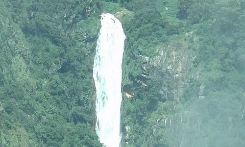 கேத்ரின் நீர்வீழ்ச்சியில் ஆர்ப்பரிக்கும் தண்ணீர்