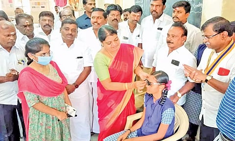 கலைஞர் நூற்றாண்டு விழாவை முன்னிட்டு கண் சிகிச்சை முகாமை அமைச்சர் கீதாஜீவன் தொடங்கி வைத்த காட்சி.