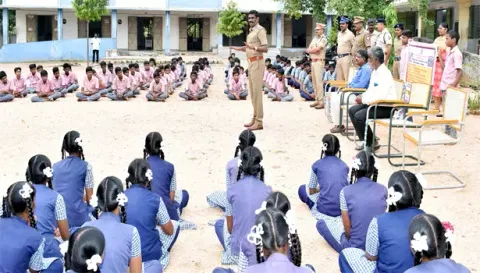 விழிப்புணர்வு நிகழ்ச்சியில் ரெயில்வே போலீஸ் இன்ஸ்பெக்டர் கிருஷ்ணன் பேசிய காட்சி.