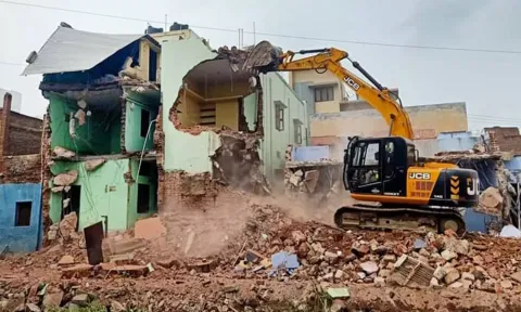 ஜே.சி.பி எந்திரம் மூலம் ஆக்கிரமிப்பு அகற்றும் பணி நடைபெற்றது.