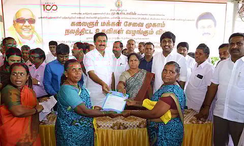 கலைஞர் மக்கள் சேவை முகாமில் அமைச்சர் மு.பெ.சாமிநாதன் நலத்திட்ட உதவி&nbsp; வழங்கிய காட்சி.&nbsp;