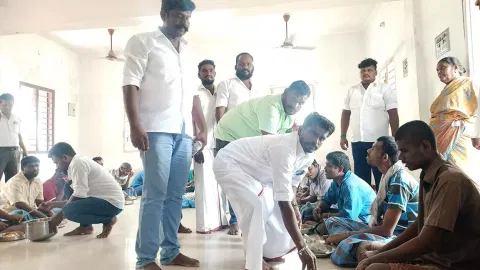 தமிழக மக்கள் முன்னேற்றக் கழகத்தின் பொதுச்செயலாளர் பிரிசில்லா பாண்டியன் பிறந்தநாளை முன்னிட்டு தேவிபட்டினத்தில் உள்ள மனவளர்ச்சி குன்றியோர் இல்லத்தில் கிழக்கு மாவட்ட செயலாளர் முனியசாமி உணவு வழங்கினார்.