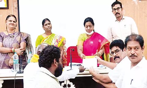 பஞ்சாலை தொழிலாளர் ஊதிய நிர்ணய குழு கூட்டம் நடைபெற்ற காட்சி.