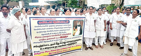 ஆர்ப்பாட்டத்தில் ஈடுபட்ட செவிலியர்கள்.
