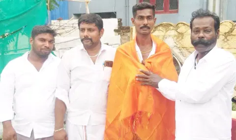 புதிய மாவட்ட இளைஞர் சங்க அமைப்பாளர் லட்சுமணனுக்கு, மாவட்ட தலைவர் சந்தான தாஸ் சால்வை அணிவித்து வாழ்த்து தெரிவித்தார்.