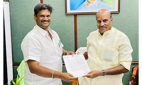 &nbsp;பொதுப்பணித்துறை அமைச்சர் லட்சுமி நாராயணனிடம் சம்பத் எம்.எல்.ஏ. கோரிக்கை மனு அளித்த காட்சி.