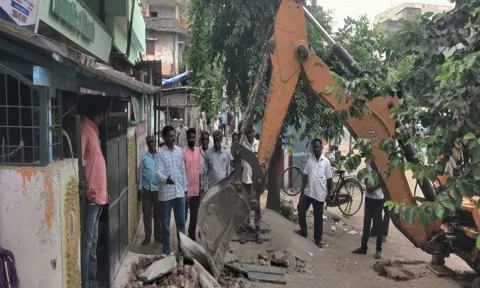 ஆக்கிரமிப்புகள் அகற்றும் பணிகள் நடைபெறுவதை படத்தில் காணலாம்.