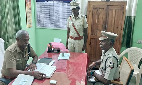 தியாகதுருகம் போலீஸ்  நிலையத்தில் போலீஸ் சூப்பிரண்டு மோகன்ராஜ் ஆய்வு மேற்கொண்ட காட்சி.