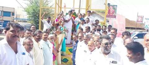 மாவட்ட செயலாளர் செந்தில்நாதன் எம்.எல்.ஏ. தலைமையில் எம்.ஜி.ஆர். சிலைக்கு மாலை அணிவித்த காட்சி. அருகில் நிர்வாகிகள் உள்ளனர்.