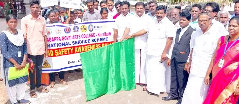 பேரணியை மாங்குடி எம்.எல்.ஏ., நகர்மன்ற தலைவர் முத்துதுரை ஆகியோர் தொடங்கி வைத்த காட்சி.