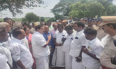 விவசாய நிலங்களில் தேங்கிய தண்ணீரை அமைச்சர் பொன்முடி பார்வையிட்டு அதிகாரிகளுடன் ஆலோசனை நடத்தினார்.&nbsp;