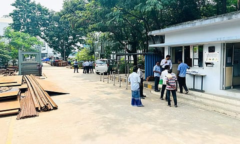 கடலூர் சிப்காட் பகுதியில் உள்ள தனியார் மருந்து கம்பெனியில் வருமானவரி துறை அதிகாரிகள் சோதனையில் ஈடுபட்டபோது எடுத்தபடம்.