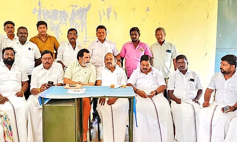 நெல்லை மாநகர் மாவட்ட அ.தி.மு.க. செயலாளர் தச்சை கணேசராஜா தலைமையில் பூத் கமிட்டி கூட்டம் நடந்தது.