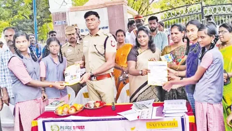 விழிப்புணர்வு துண்டு பிரசுரங்கள் மாணவிகளுக்கு வழங்கப்பட்டது.
