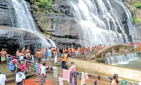 மெயின் அருவியில் நீர்வரத்து அதிகரித்து இருப்பதையும், அங்கு சுற்றுலா பயணிகள் உற்சாகமாக குளித்து மகிழ்வதையும் படத்தில் காணலாம்.