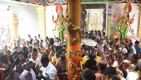 கோட்டை மாரியம்மன் கோவிலில் புதிய கொடிமரம் பிரதிஷ்டை செய்யப்பட்ட விழாவில் கலந்து கொண்ட பக்தர்கள்.