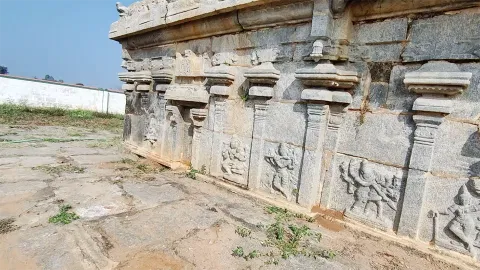பழமை வாய்ந்த  கல்வெட்டை படத்தில் காணலாம்.