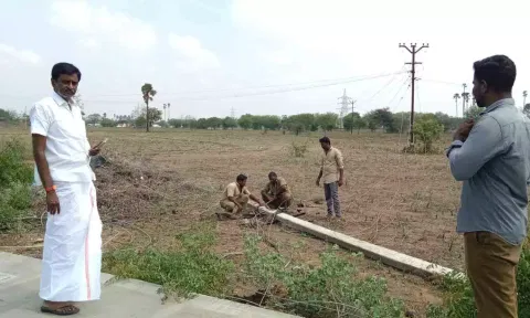 மழையினால் மின்கம்பம் சரிந்து விழுந்ததை படத்தில் காணலாம்.&nbsp;