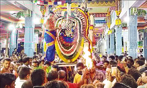 குலசை தசரா திருவிழா: பார்வதி கோலத்தில் முத்தாரம்மன் வீதி உலா