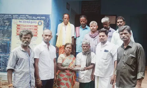 ரேஷன் கடை விற்பனையாளரிடம் வாக்குவாதத்தில் ஈடுபட்ட பொதுமக்கள்.