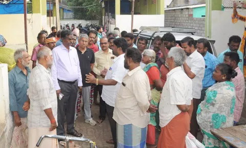 அதிகாரிகளிடம் குறைகளை தெரிவித்த&nbsp; வியாபாரிகள்.