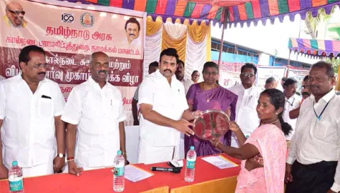 பெண் பயனாளி ஒருவருக்கு அமைச்சர் மதிவேந்தன் பரிசு வழங்கியபோது எடுத்த படம். அருகில் கலெக்டர் உமா உள்ளார்.