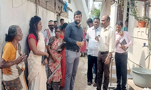 கடலூர் மாநகராட்சியில் டெங்கு தடுப்பு நடவடிக்கைகள் குறித்து கலெக்டர் அருண் தம்புராஜ் ஆய்வு செய்தார்.