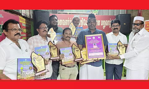 சிறப்பு விருந்தினர்களுக்கு நினைவு பரிசு வழங்கப்பட்டது.