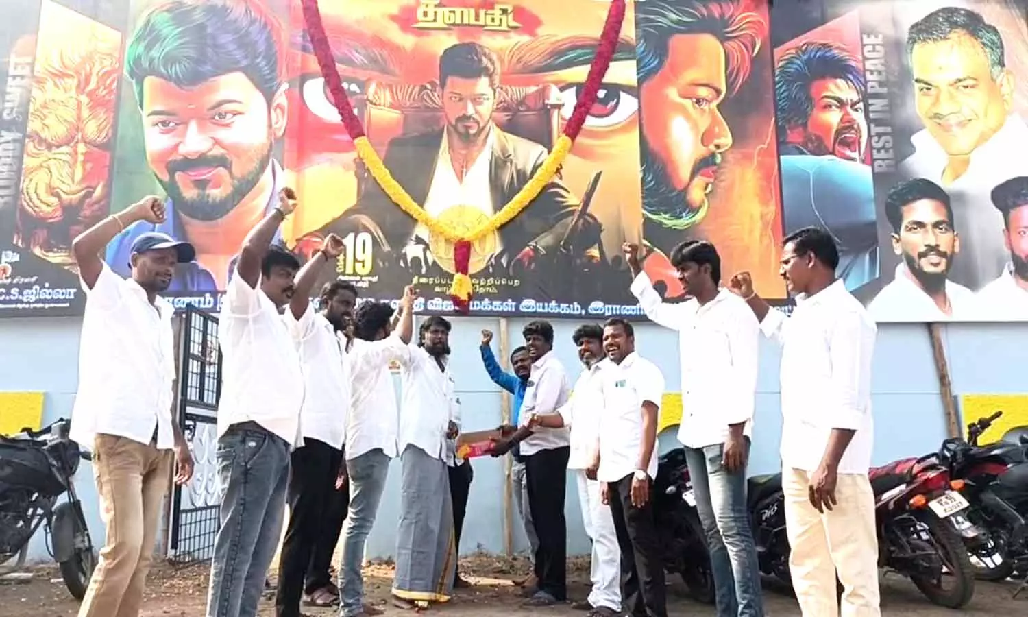 லியோ படத்தை கொண்டாடிய ரசிகர்கள்