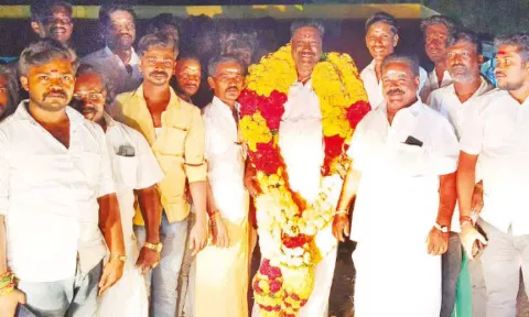 அகில இந்திய பார்வர்ட் பிளாக் கட்சியின் பொதுச்செயலாளர்&nbsp; கர்ணனுக்கு மாவட்ட நிர்வாகிகள் வரவேற்பு அளித்த போது எடுத்தபடம்.