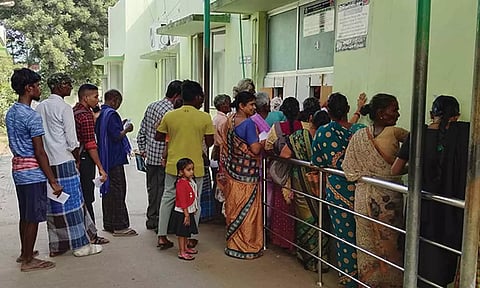 அரசு ஆஸ்பத்திரியில் காய்ச்சல் பாதிப்புடன் குவியும் மக்கள்: டெங்கு சிகிச்சைக்கு சிறப்பு வார்டு திறப்பு