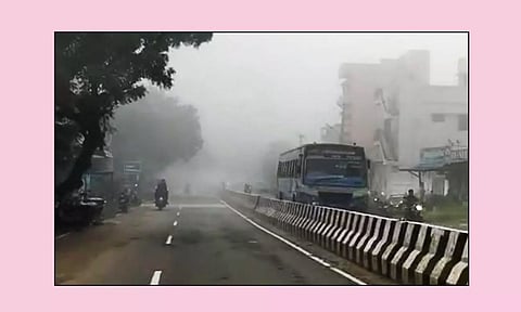 பனி மூட்டத்தின் நடுவே விளக்குகளை ஒளிரவிட்ட படி கடந்து சென்ற வாகனங்கள்.