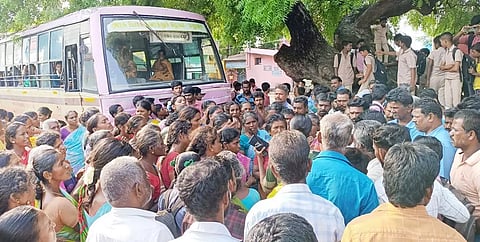 அரசு பஸ்சை சிறைபிடித்த கிராம மக்கள்