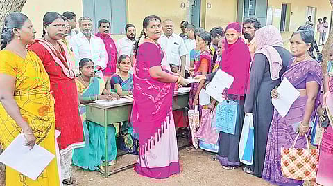 கயத்தாறு வட்டார வளமையத்தில் மாற்றுத்திறனாளி மாணவர்களுக்கு இலவச கண் சிகிச்சை முகாமை பேரூராட்சி மன்ற தலைவர் சுப்புலட்சுமி ராஜதுரை தொடங்கி வைத்த போது எடுத்த படம்.